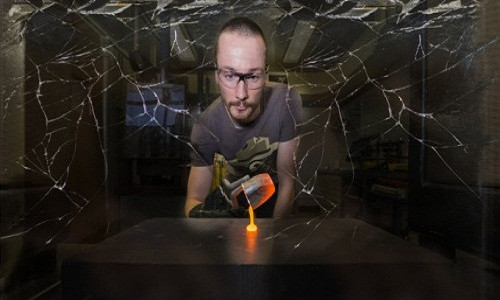 Hợp chất silicat được đổ trên một tấm graphite để làm kính (hình ảnh đi kèm minh họa về màn hình điện thoại di động bị nứt vỡ).