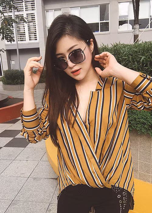 Hương Tràm lên tiếng sau cái chết của Kim Jonghuyn: “Dù bạn là ai, hay đang làm bất cứ công việc gì, nổi tiếng như thế nào, thì xin cũng hãy tìm cho mình một người để chia sẻ hoặc ít nhất chỉ cần người đó chịu lắng nghe. Đọc xong mà chua xót, thật sự để tạo nên hình tượng một người nghệ sĩ trẻ "mẫu mực", cái giá phải trả như thế này là quá đắt”.