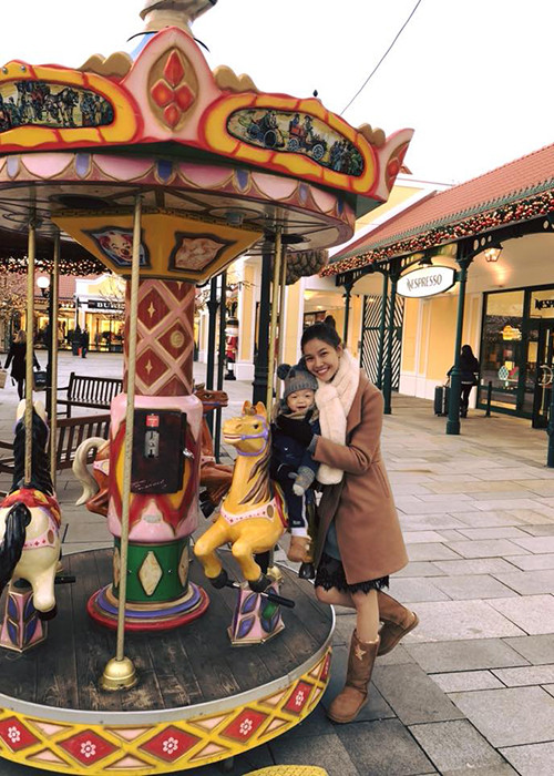 Kỳ Hân đưa con trai đi chơi trong chuyến về thăm gia đình chồng.