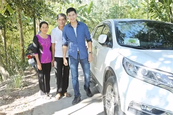 Anh cũng thường xuyên về quê nhà Đồng Tháp, lái xe chở bố mẹ đi làm từ thiện