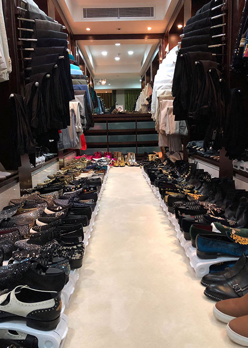 Đi kèm dòng tâm sự than mệt khi phải dọn đồ, Đàm Vĩnh Hưng đăng tải hình ảnh tủ đồ khủng của mình.