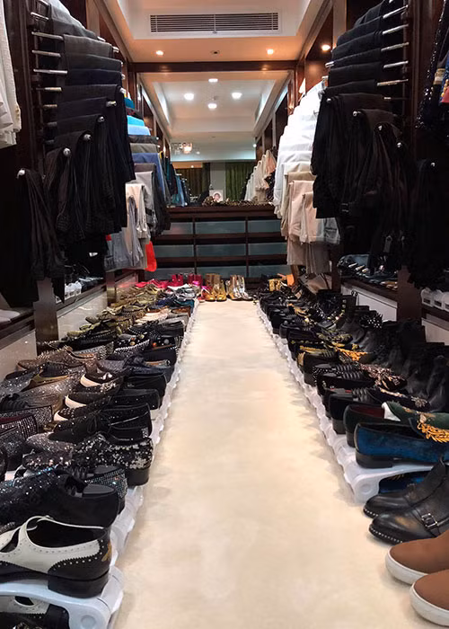 Đi kèm dòng tâm sự than mệt khi phải dọn đồ, Đàm Vĩnh Hưng đăng tải hình ảnh tủ đồ khủng của mình.