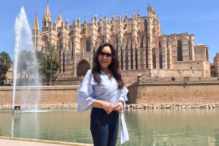 Thất bại trong cuộc hôn nhân đầu, năm 2001, khi đang ở thời kỳ đỉnh cao của sự nghiệp, Thanh Hằng sang Australia định cư cùng người chồng sau.