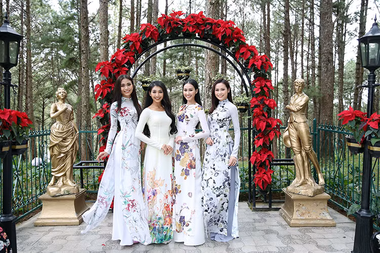 Ngoài ra, trong lịch trình ở Đà Lạt, các thí sinh có dịp đặt chân đến Dinh 1 – một địa điểm du lịch nổi tiếng của Đà Lạt.