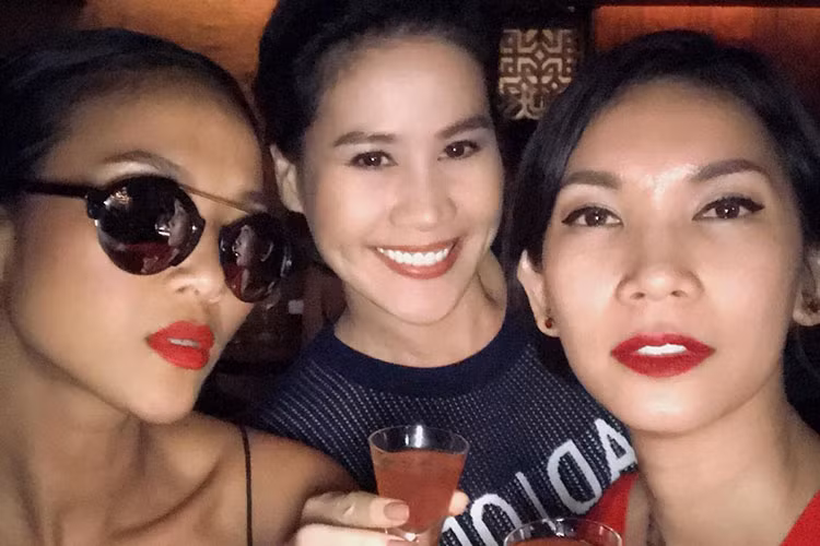 Bằng Lăng (ngoài cùng bên trái) hội ngộ Xuân Lan, Thân Thúy Hà.