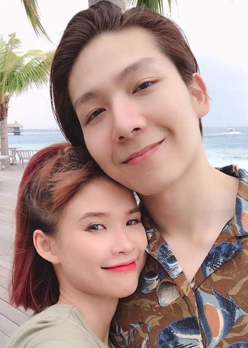 Nữ ca sĩ e ấp bên ông xã trong tuần trăng mật. Cả hai vốn giữ kín chuyện tình cảm cho đến khi bí mật tổ chức lễ đính hôn vào tháng 4/2017.