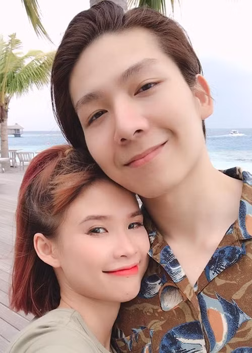 Nữ ca sĩ e ấp bên ông xã trong tuần trăng mật. Cả hai vốn giữ kín chuyện tình cảm cho đến khi bí mật tổ chức lễ đính hôn vào tháng 4/2017.