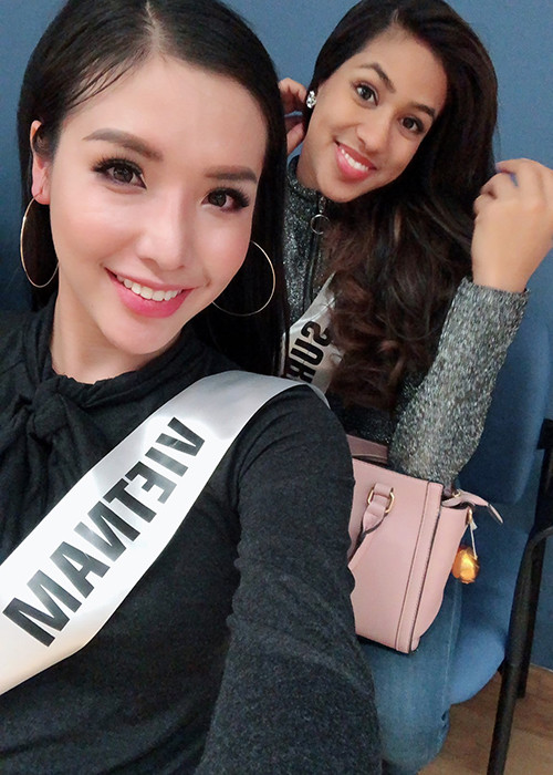 Vì đến trễ, Khánh Phương bỏ lỡ đêm thi bán kết nhưng cô kịp thời tham gia phần thi trang phục áo tắm. Ảnh: FBNV