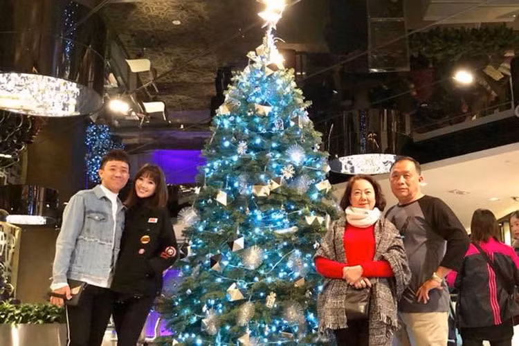 Hari Won đón Giáng sinh bên ông xã và bố mẹ chồng ở nước ngoài.