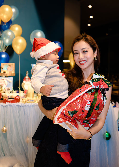 Jennifer Phạm từng hài hước tự nhận “đẻ thuê” vì bé Nu giống bố như tạc.