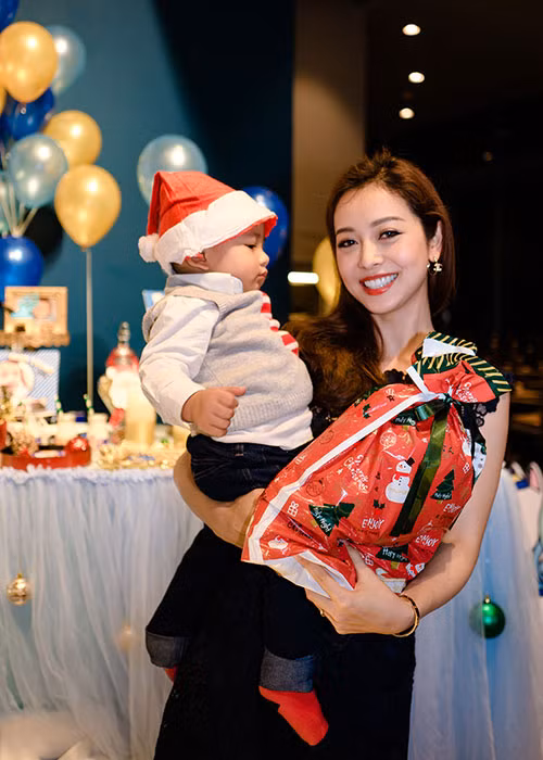 Jennifer Phạm từng hài hước tự nhận “đẻ thuê” vì bé Nu giống bố như tạc.