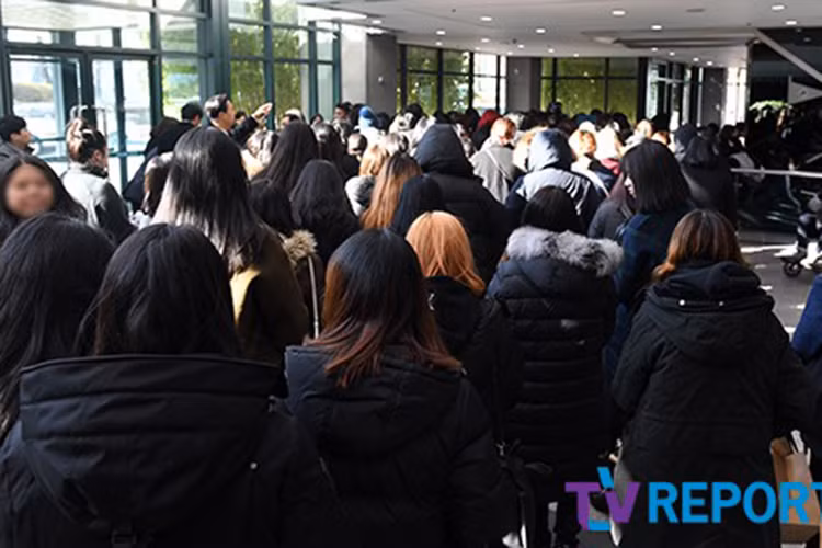 Cái chết của Jonghyun khiến người hâm mộ bàng hoàng bởi anh đã giấu những áp lực để luôn xuất hiện rạng rỡ trước khán giả. Ảnh: tvreport