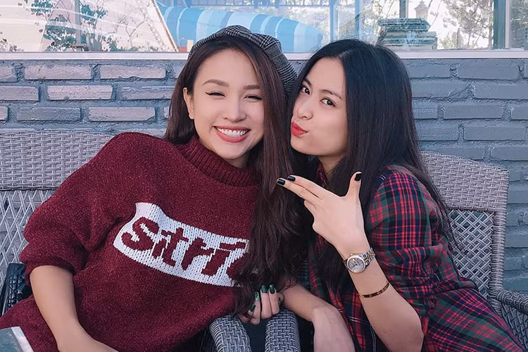 Hoàng Thùy Linh - Vân Hugo vui vẻ bên nhau ở Đà Lạt.