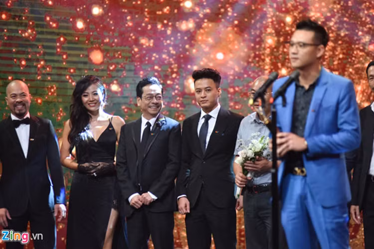 Sự thành công của “Người phán xử” giúp tên tuổi của dàn diễn viên tỏa sáng hơn. Tại lễ trao giải VTV Awards 2017, NSND Hoàng Dũng đoạt giải Nam diễn viên ấn tượng với vai diễn ông trùm Phan Quân còn bộ phim "Người phán xử" giành chiến thắng ở hạng mục Phim truyền hình ấn tượng. Ảnh: Zing