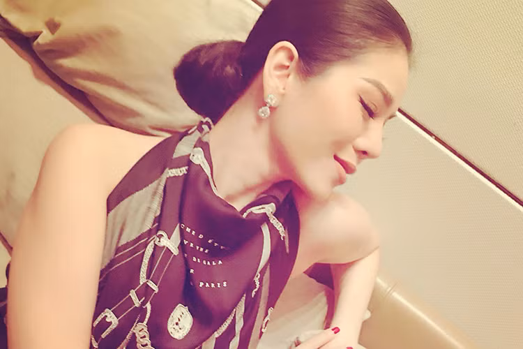 Lệ Quyên tâm sự: “Khi chiêm ngưỡng một ngôi nhà đẹp, bạn sẽ nghĩ ngay trong đó là những điều lung linh tuyệt vời... Cho đến khi bạn được mở cánh cửa mời vào trong, nhiều sự thật mới rõ mồn một ra và...có khi bạn chạy tuột cả giầy vì sợ!”.