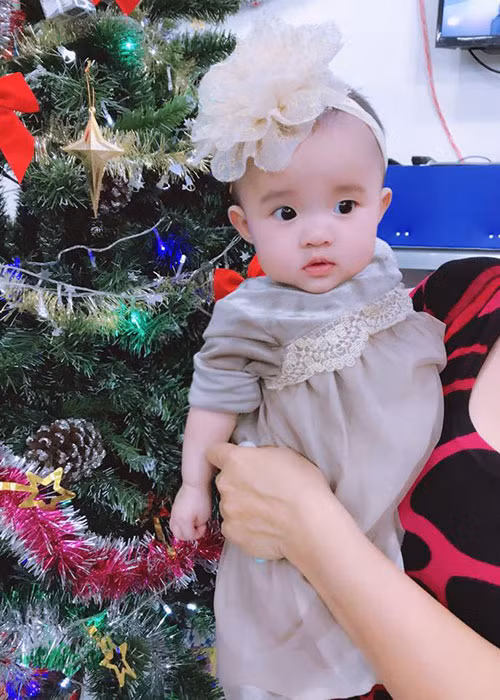 Con gái của Vy Oanh xinh xắn như thiên thần.