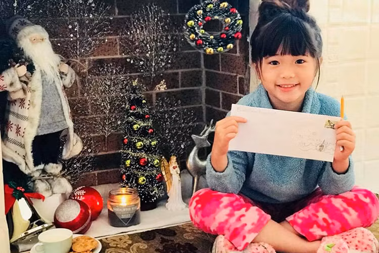 Con gái Thúy Nga viết thư gửi ông già Noel muốn có một bộ đồ của nàng tiên cá. Cô nhóc hứa sẽ chăm ngoan, học giỏi.