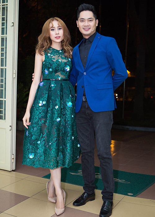 Minh Luân và bạn gái tin đồn không ngại dành cho nhau những cử chỉ tình tứ trong buổi ghi hình Ca sĩ bí ẩn. Ảnh: Dân Việt