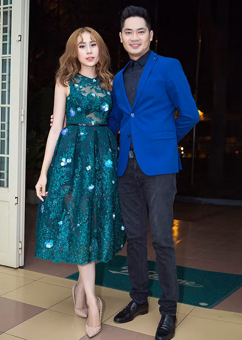 Minh Luân và bạn gái tin đồn không ngại dành cho nhau những cử chỉ tình tứ trong buổi ghi hình Ca sĩ bí ẩn. Ảnh: Dân Việt