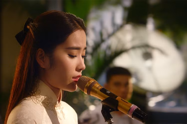 Tại Sài Gòn, Tám có cảm tình với Bích (Nam Em thủ vai). Tuy nhiên, Trùm Rô (Hoàng Sơn) lại lập mưu chiếm lấy Bích.