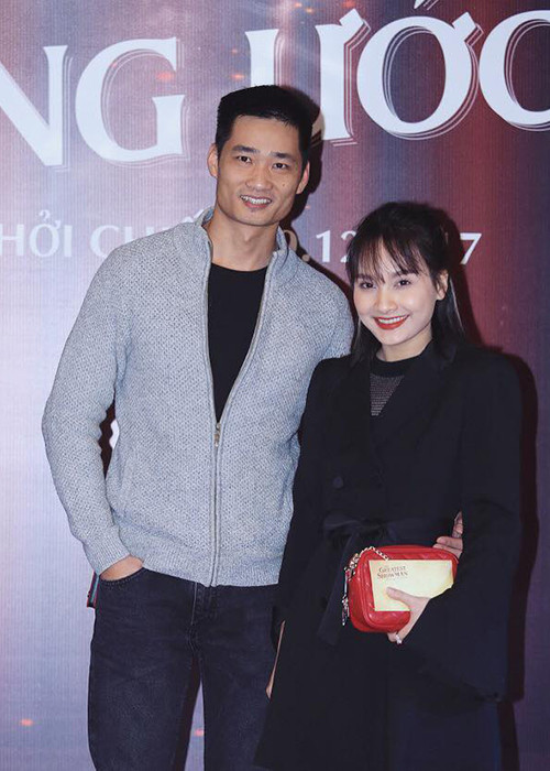 Vợ chồng Bảo Thanh tình tứ đi xem phim là một trong những tin tức sao Việt trong ngày 28/12.