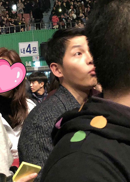 Song Joong Ki đã đưa bà xã đi ủng hộ đêm nhạc của IU. Theo fans, cặp đôi diễn viên phim "Hậu duệ của mặt trời" ngồi ở hàng ghế VIP và cởi mở khi bất kì ai nhận ra cả hai.