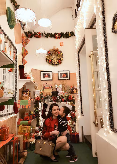 Con trai Tuấn Hưng hôn mẹ sau khi được mua món ăn yêu thích socola.