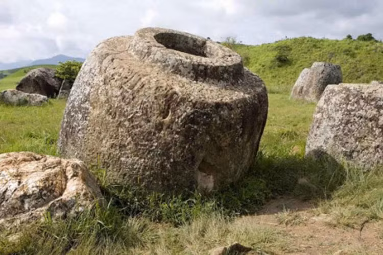 Ai đặt những chiếc chum tại đó và nhằm mục đích gì vẫn còn là điều bí ẩn. Cho đến nay, 90 cụm chum đá đã được phát hiện tại tại tỉnh Xieng Khouang, với mỗi khu có từ 1 đến 400 chiếc chum đá.