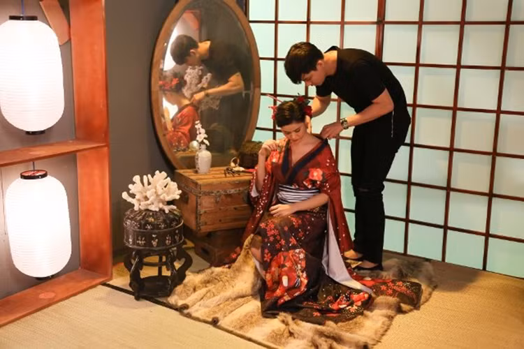 Không chỉ xuất hiện trong MV của Trương Quỳnh Anh, Tim còn tận tình chăm sóc, hỗ trợ vợ ở hậu trường. Ảnh: Màn ảnh sân khấu