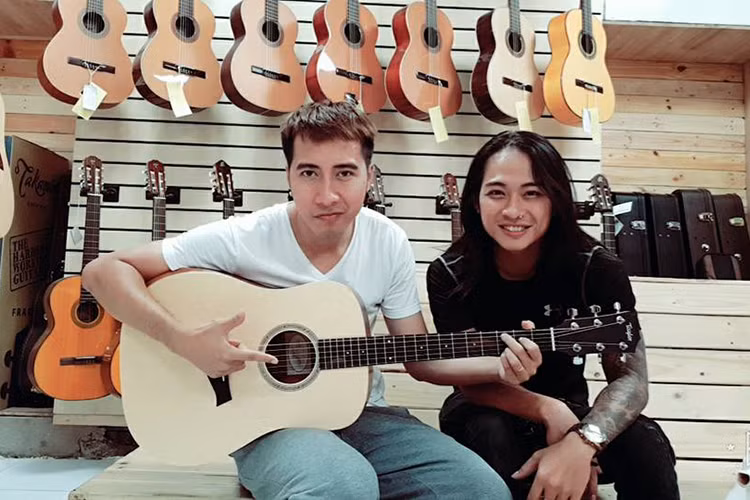 Only C được bố cho tiếp xúc với âm nhạc ngay từ khi còn nhỏ. Năm 18 tuổi, anh bắt đầu tự học các kỹ năng phòng thu và từng có thời gian tu nghiệp ở Singapore.