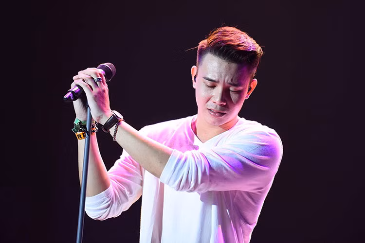 Tháng 8/2017, Đông Hùng bất ngờ chia sẻ hình ảnh tay bị chém rách bởi chủ nợ của mẹ. Nam ca sĩ cho hay trong suốt 4 năm qua, anh làm việc cật lực chỉ để trả khoản nợ 16 tỷ đồng của mẹ.