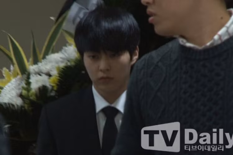 Xiumin (EXO) đến chia buồn với gia đình Jonghyun. Ảnh: TVdaily