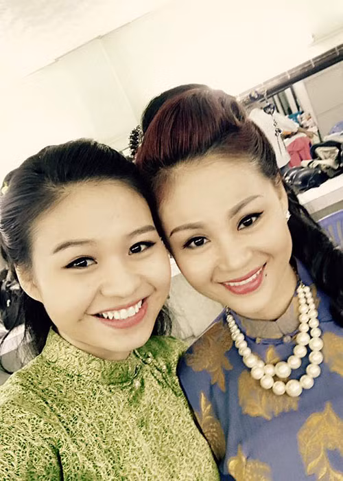 Bên cô con gái Lê Lộc, Lê Giang lúc nào cũng nở nụ cười hạnh phúc. Những năm gần đây, hai mẹ con thường xuyên đứng chung sân khấu.