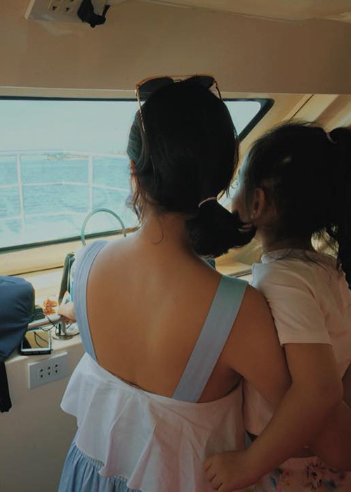 Phạm Quỳnh Anh cảm ơn một người đã ghi lại khoảnh khắc của cô và con gái đầu lòng khi cùng ngắm biển.