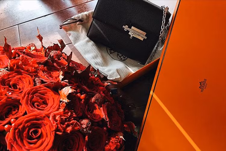 Huyền My khoe cô được tặng giày, túi xách, bút viết hàng hiệu.