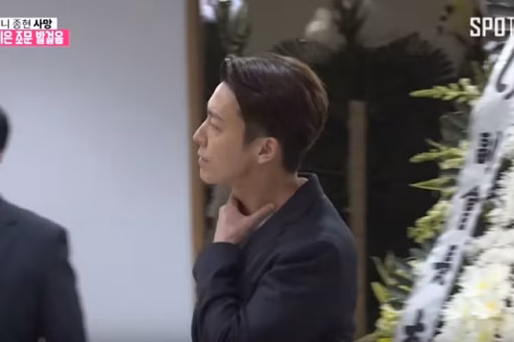 Donghae (Super Junior) nghẹn ngào đến viếng Jonghyun. Ảnh: Spotv