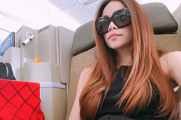 Giống Kim Lý, Hồ Ngọc Hà cũng chia sẻ hình ảnh đáp chuyến bay đến Hà Nội. Cô chạy show ở Hà Nội chỉ trong 3 tiếng đồng hồ.