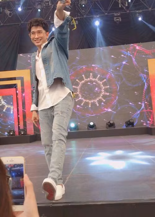 Ngoài là ca sĩ, Chi Dân còn là nhạc sĩ. Anh chính là tác giả của bản hit “Anh muốn em sống sao” do Bảo Anh thể hiện hay “Giả vờ nhưng em yêu anh” do Miu Lê trình diễn.