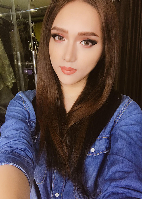 Quá bức xúc vì bị xúc phạm, nghệ sĩ Trung Dân bỏ về giữa buổi quay. Điều đáng nói hơn, sau đó, nam nghệ sĩ nhận thông tin phải rời ghế nóng với lý do nữ ca sĩ có ký hợp đồng làm việc còn ông thì không. Trước lời tố xúc phạm nghệ sĩ Trung Dân, Hương Giang Idol bị chỉ trích dữ dội. Ảnh: FBNV