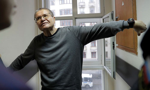 Bị cáo Uliukaev tỏ ra tự tin trước khi xuất hiện tại tòa vào sáng 15-12 - Ảnh: REUTERS