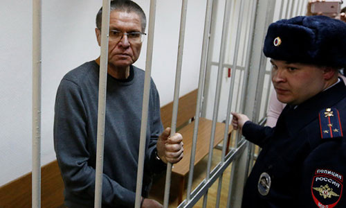 Cựu bộ trưởng kinh tế Alexei Ulyukayev đứng sau lồng sắt khi bị xử án sáng 15-12 - Ảnh: REUTERS