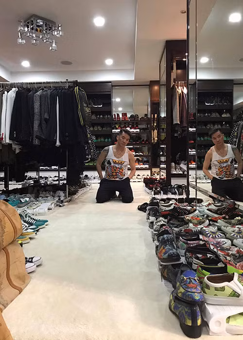 Nam ca sĩ cảm thấy mình như đang trong vị trí của Lọ Lem, không được đi dự hội mà phải ở nhà lựa đồ đạc và xếp lại ngay ngắn.