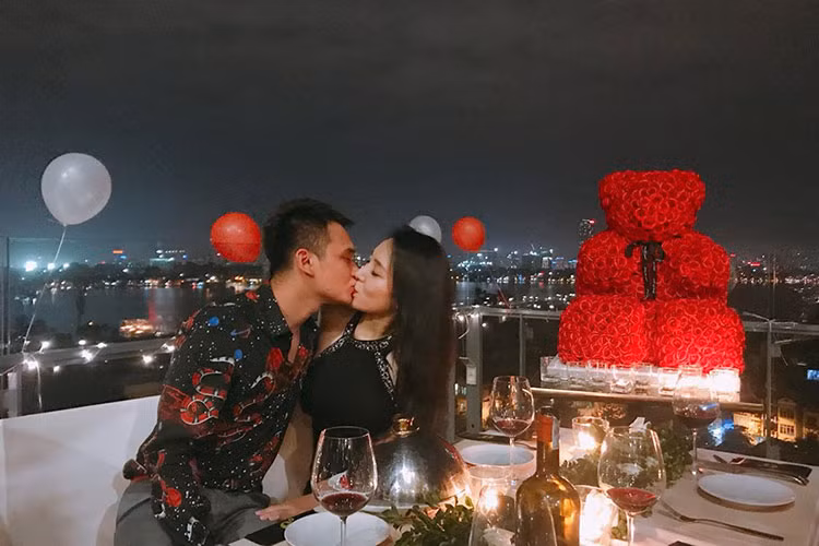 Tháng 10/2017, Khắc Việt cầu hôn bạn gái DJ Thảo BeBe trong không gian lãng mạn. Theo một nguồn tin, anh và bạn gái sẽ kết hôn vào đầu năm 2018.