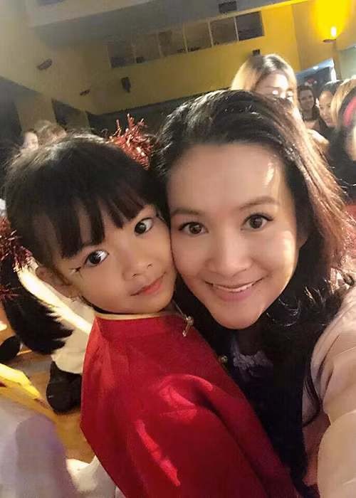 Bà xã của Bình Minh khen con gái múa Kungfu đẹp.