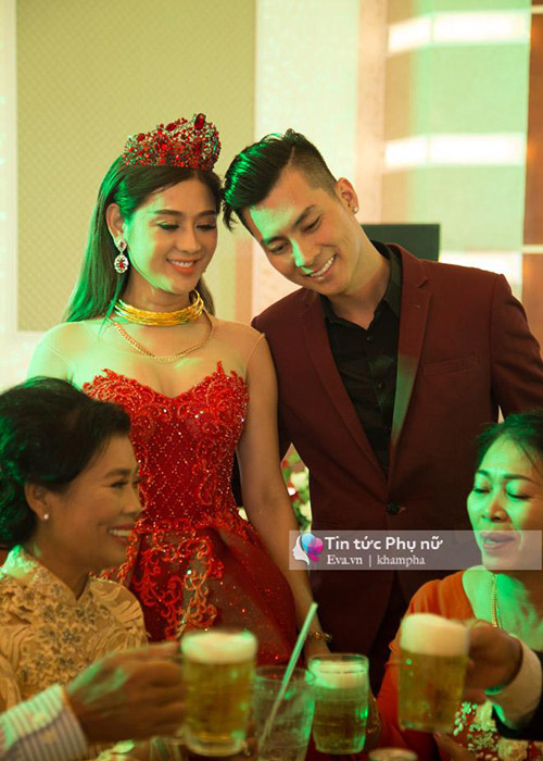 Chồng của Lâm Khánh Chi cũng thay bộ vest mới cùng tông màu với trang phục của nữ ca sĩ. Ảnh: Khám phá