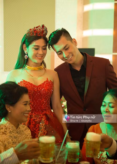 Chồng của Lâm Khánh Chi cũng thay bộ vest mới cùng tông màu với trang phục của nữ ca sĩ. Ảnh: Khám phá