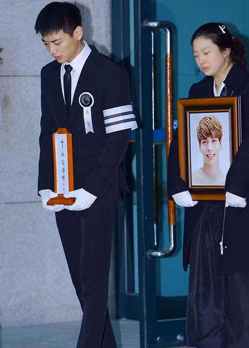 Lễ đưa tang Jonghyun (Shinee) diễn ra vào sáng ngày 21/12. Trước đó, giọng ca chính của nhóm Shinee tự tử và qua đời vào tối ngày 18/12.