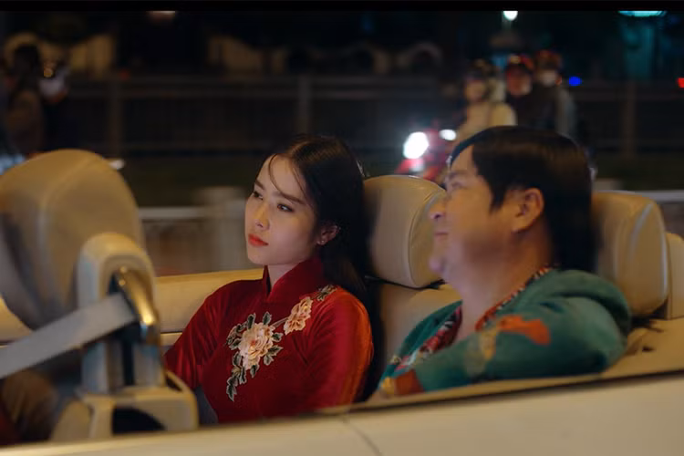 Hoa khôi Nam Em trong vai Bích xinh đẹp nhưng có phần u buồn trong tà áo dài. Ông Trùm Rô lại ăn mặc kỳ dị.