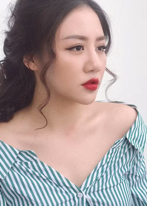 Văn Mai Hương chia sẻ: “Mình thờ ơ như những kẻ mộng mơ”.