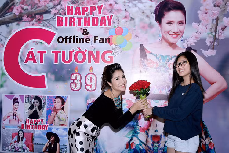 Sau khi bố mẹ ly hôn, Cát An sống với bà ngoại. Lớn hơn một chút, cô nhóc được mẹ đón lên Sài Gòn sống chung.